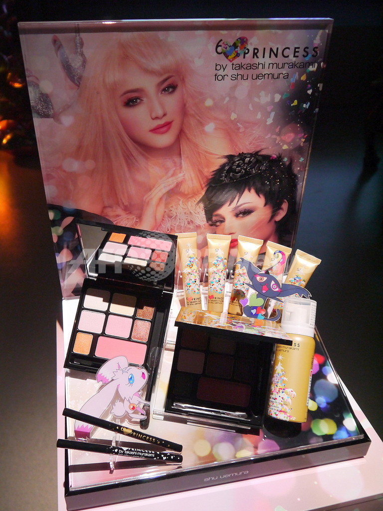 「シュウ ウエムラ」×村上隆、クリスマスコレクション発表イベント開催