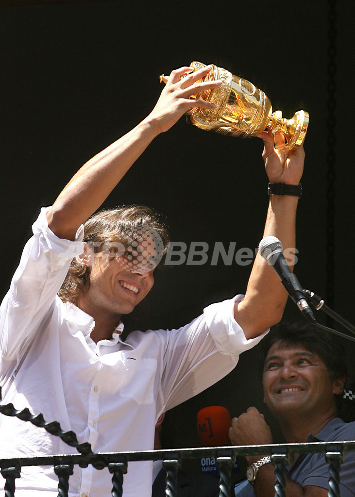 ナダル 故郷でファンに優勝報告