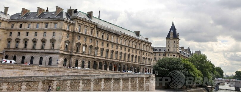 仏パリ警視庁内で観光客を性的暴行、エリート警官2人訴追