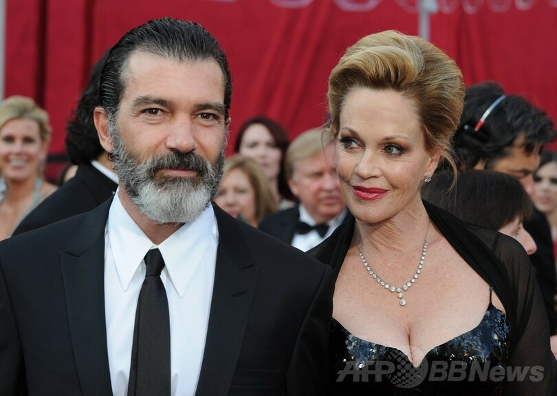 A・バンデラスとM・グリフィス、「愛のある友好的な形で」離婚