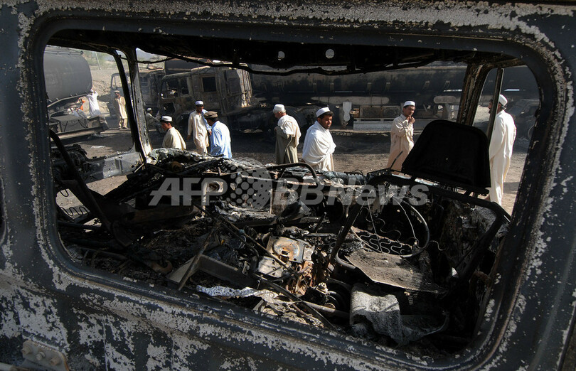 パキスタン国境でタンクローリー36台爆破、約100人負傷