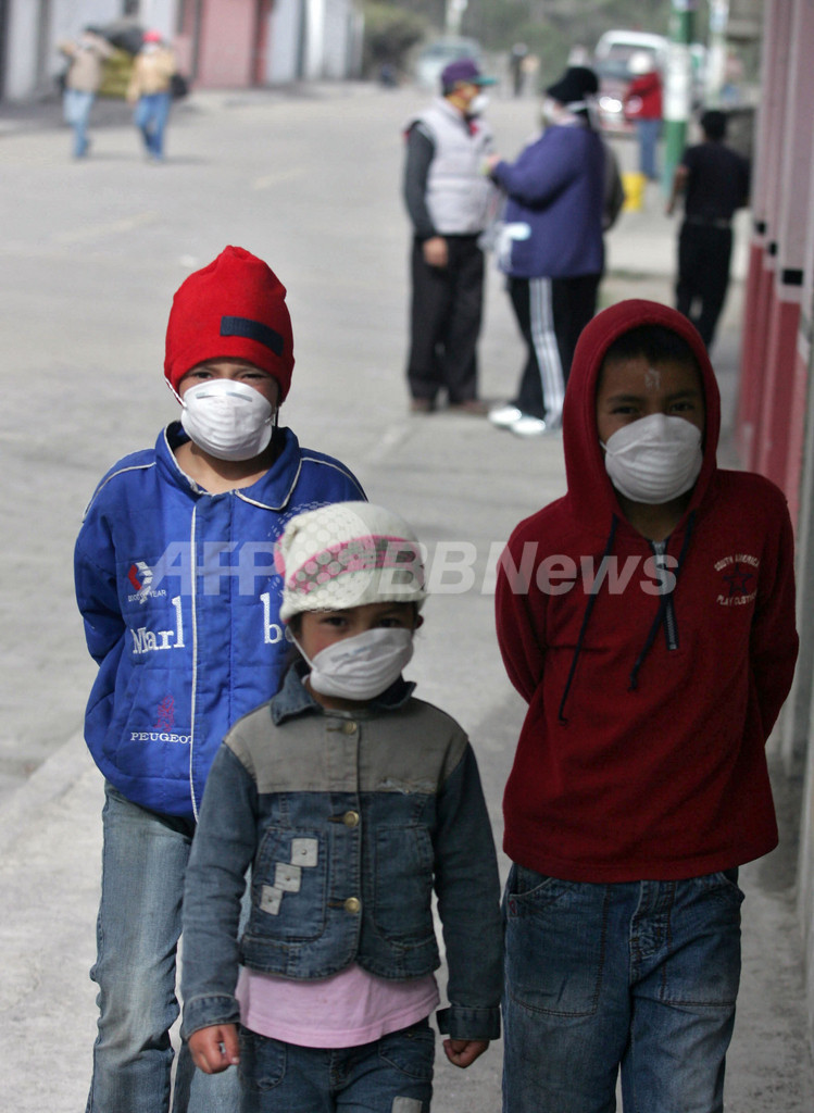 エクアドルの火山再び活発化、1450人が避難