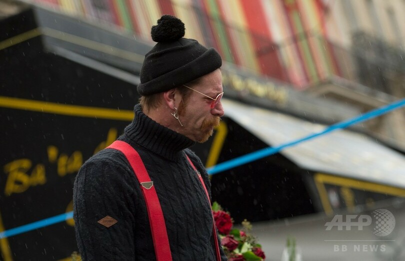 仏テロ被害の米バンド、現場で涙の犠牲者追悼