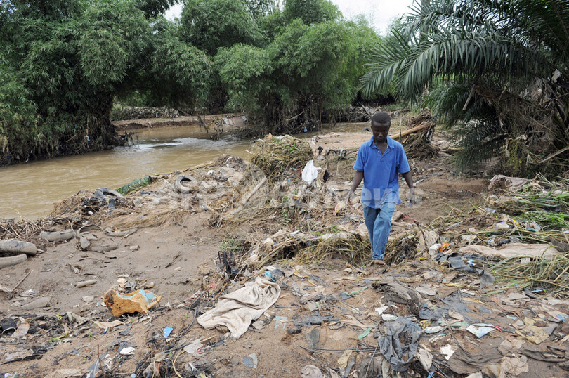 豪雨でダム決壊、102人死亡 ナイジェリア