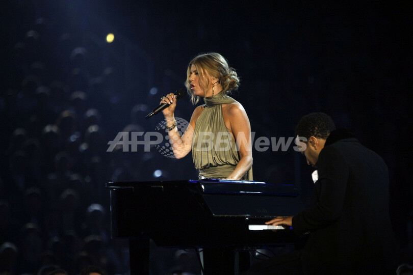 ファーギー、第50回グラミー賞授賞式に登場＆パフォーマンスを披露