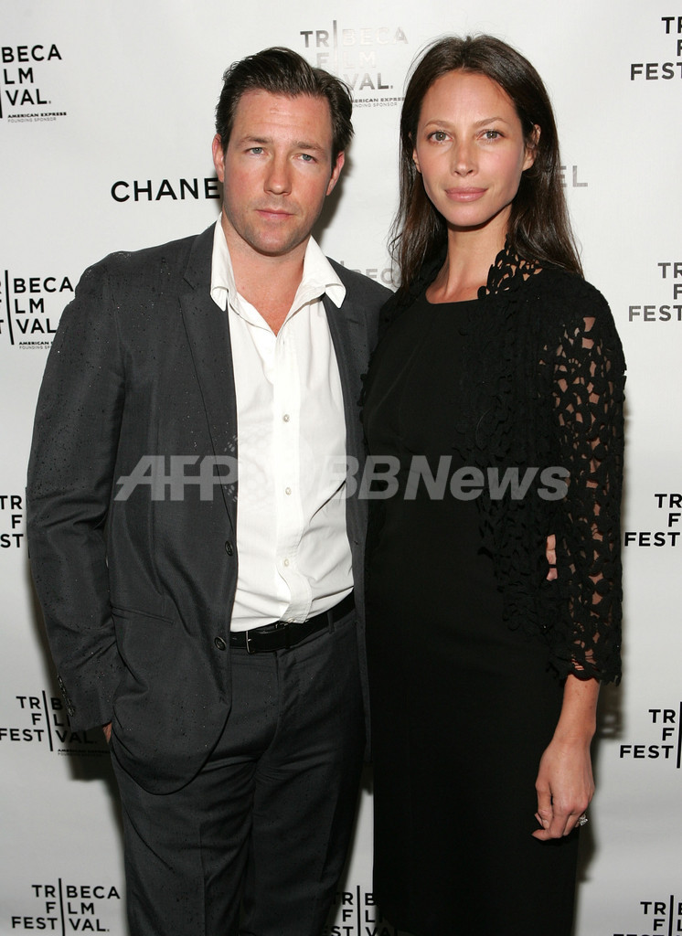 クリスティ・ターリントン、「トライベッカ映画祭」でシャネル主催のパーティーに登場