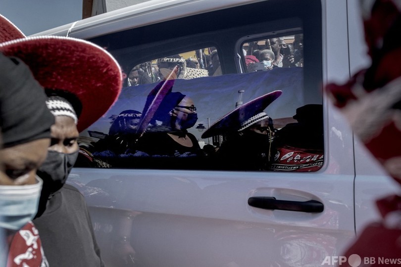 急死のズールーの女王追悼 後継者争いで毒殺説も 南ア 