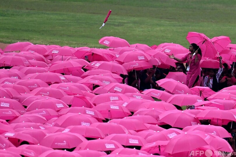 【今日の1枚】傘で描くピンクリボン インド