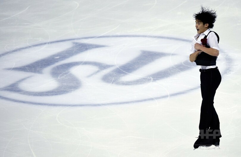 羽生が今季自己ベストでSP首位！世界フィギュア