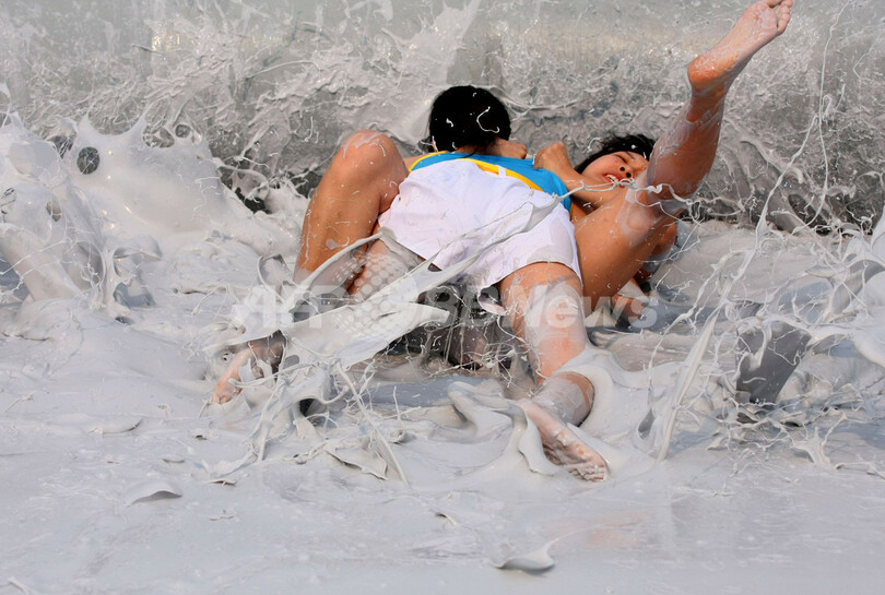 美肌用の泥で泥レス国際大会、中国