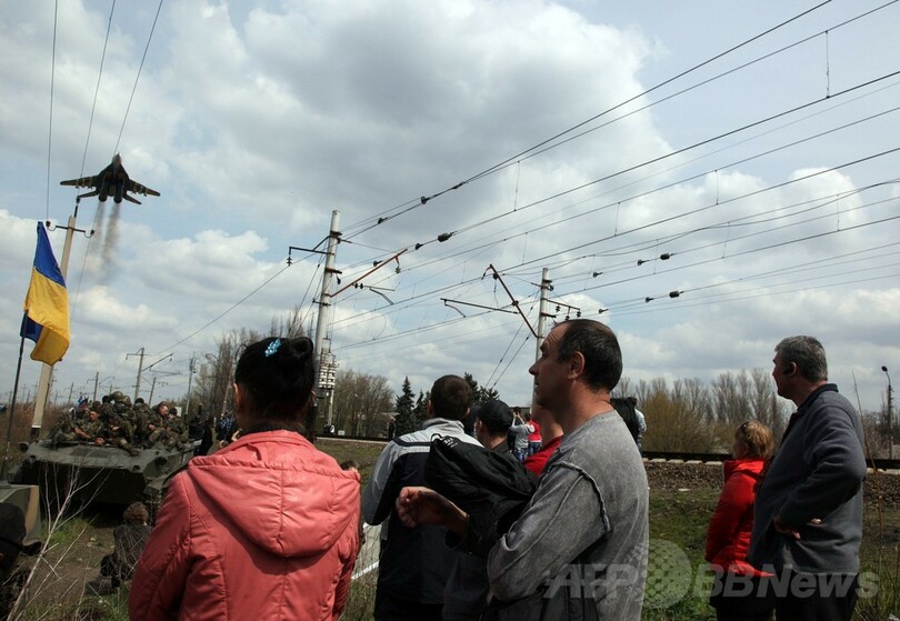 ウクライナ東部の親露派、装甲車6両を奪取 「対テロ作戦」裏目に