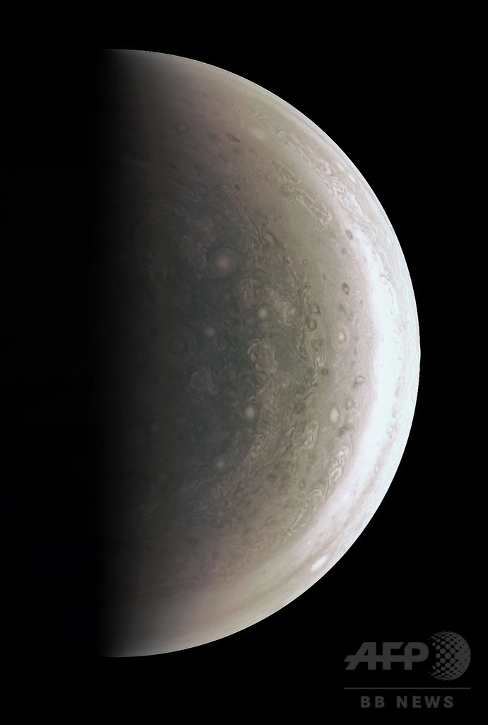 木星の鮮明画像、無人探査機ジュノーが初撮影