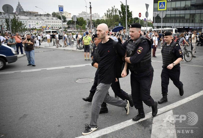 ロシア首都で警察に対する抗議デモ、400人超拘束される