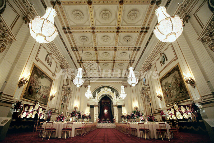 バッキンガム宮殿、壮麗な晩さん会の準備を初公開