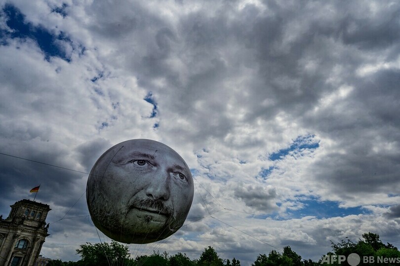 巨大風船に首相の顔 持続可能な開発目標の実現要求 独