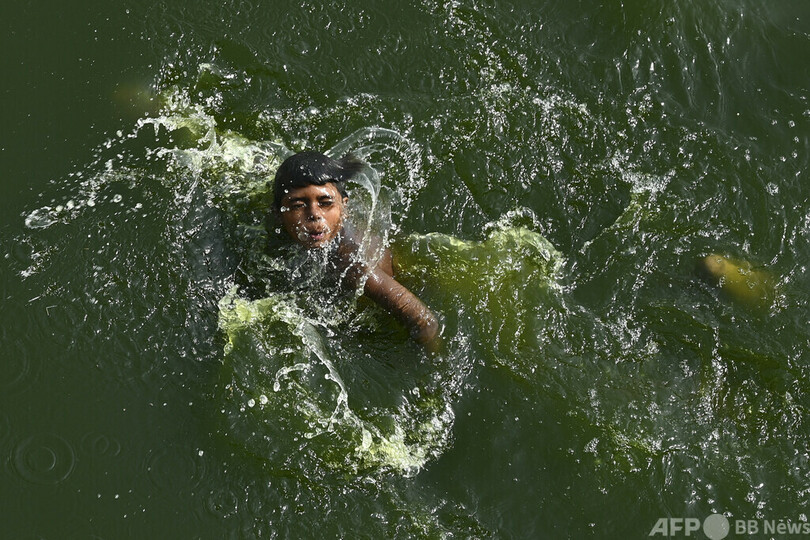 インドで早くも夏の暑さ、給水車出動 川も干上がる