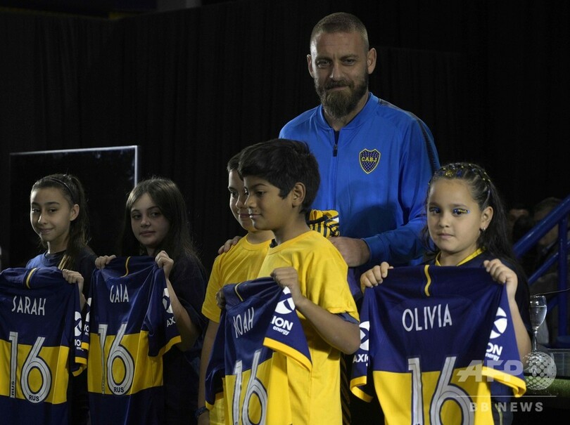 デ・ロッシがボカ入団会見、「刺激的な」ボンボネーラで意気込み