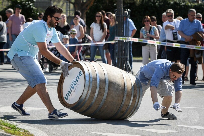 春のワイン祭り「たる転がしレース」、スイス