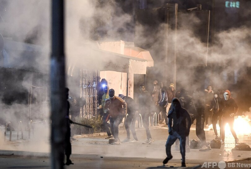 チュニジアで若者ら暴徒化、治安部隊と連夜衝突