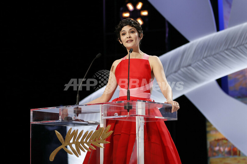 オドレイ・トトゥ、閉会セレモニーでは「プラダ」の朱赤色ドレス