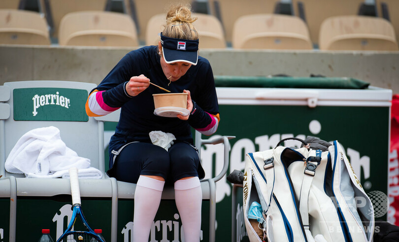 「炭水化物を」世界66位がコートサイドで食事、全仏OP