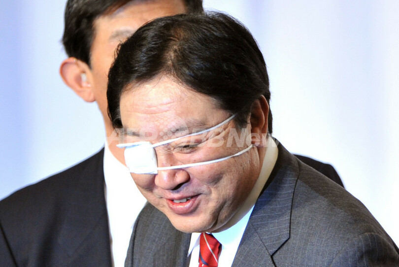 野田首相、党大会に眼帯姿で登場 暗闇で「ぶつけちゃった」