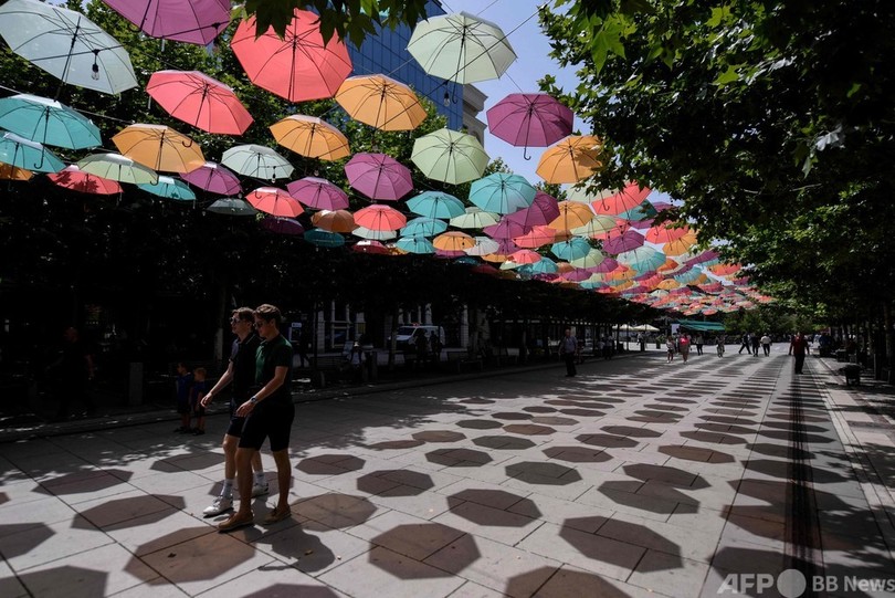 【今日の1枚】カラフルな傘で涼しさ演出、コソボのマザー・テレサ広場