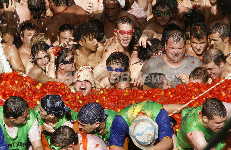 スペインで恒例のトマト祭り「トマティーナ」開催