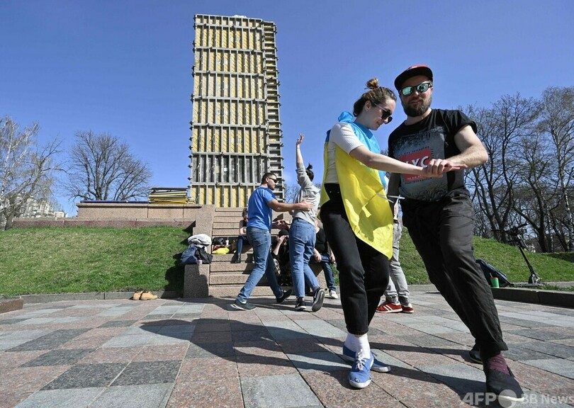 キーウ市民につかの間の春 公園に人出