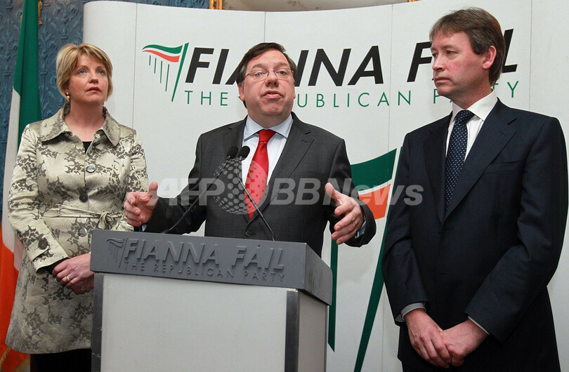 アイルランド首相、与党党首を辞任