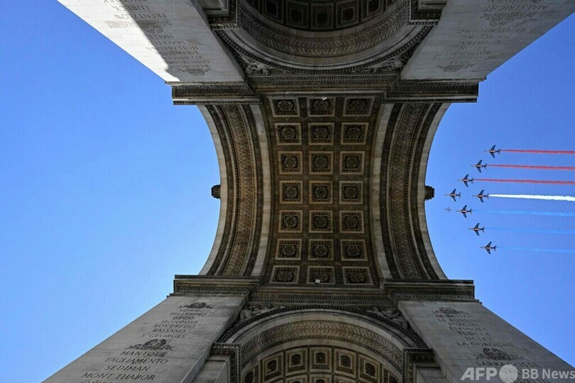 【今日の1枚】凱旋門の真上で展示飛行 仏