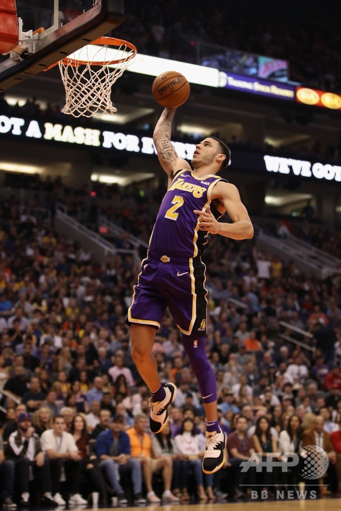 レブロン移籍後初白星、レイカーズがサンズに大勝