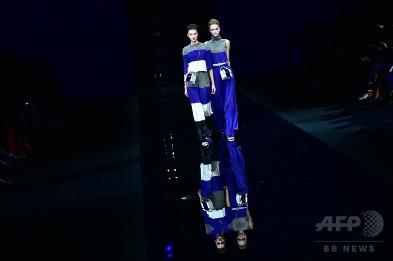 様々なブルーを織り交ぜて、「エンポリオ アルマーニ」15年春夏