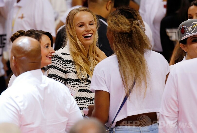 女子テニスのセレーナとボズニアツキ、NBAプレーオフを観戦