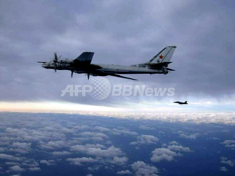 米海軍、空母上空を低空飛行したロシア爆撃機の写真を公開