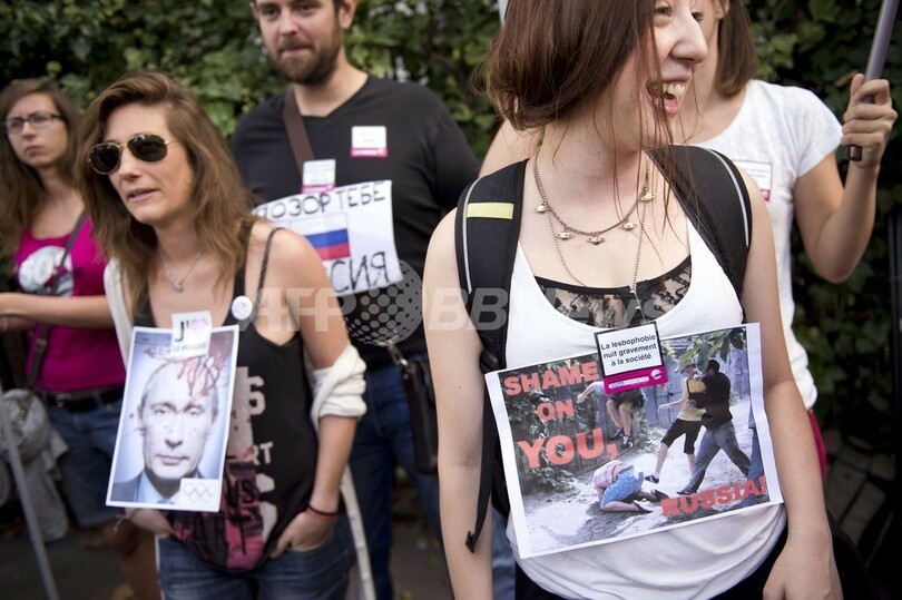 反同性愛法に抗議、ロシア大使館前で「キス・イン」