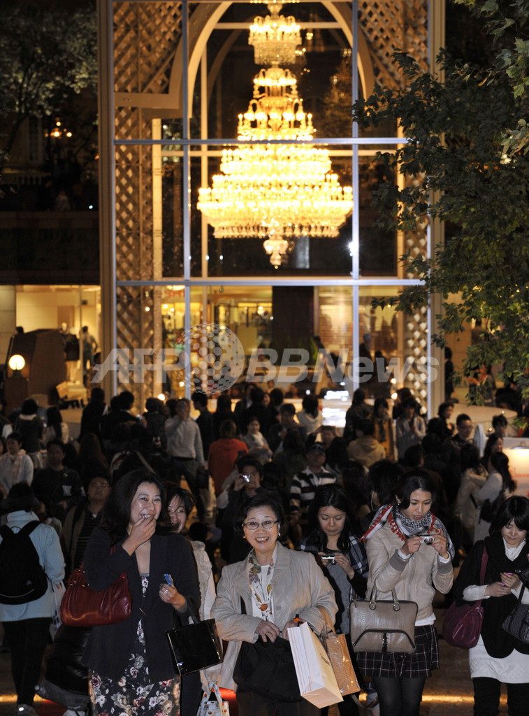 世界最大級のバカラシャンデリアが点灯、恵比寿ガーデンプレイス