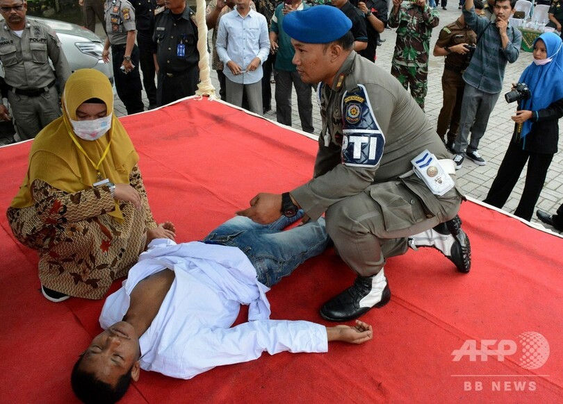 婚前交渉で公開むち打ちのインドネシア男性、執行中に失神