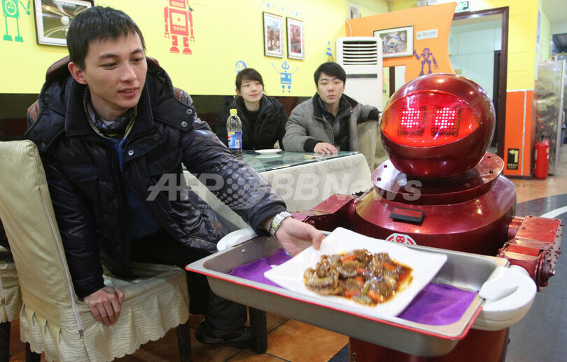 ロボットが調理から配膳まで、中国のレストランが話題