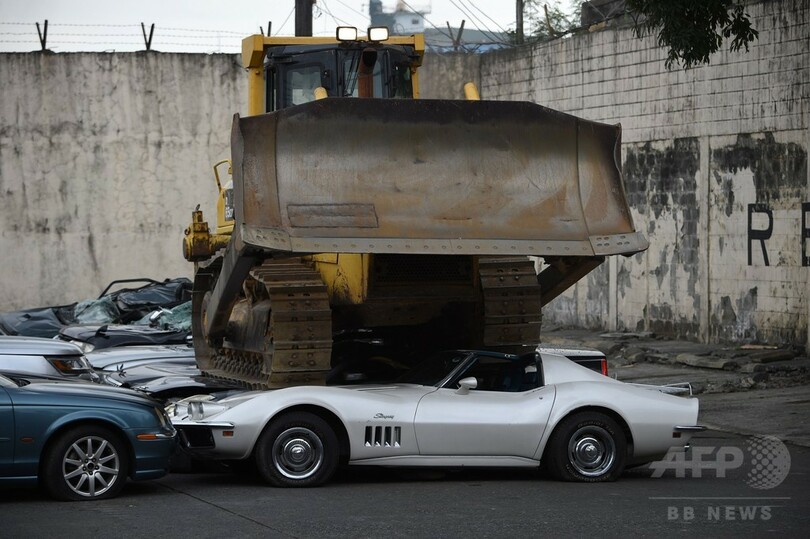 「スクラップにしろ」、比大統領が密輸高級車の破壊を命令