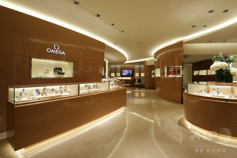 「オメガブティック心斎橋」リニューアル、片岡愛之助がテープカット