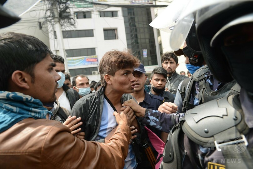 ネパール首都、被災者の怒り噴出 機動隊が出動