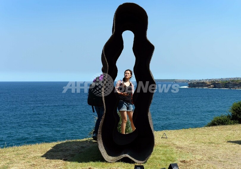 砂浜にずらり並んだ彫像、シドニーで野外展示会