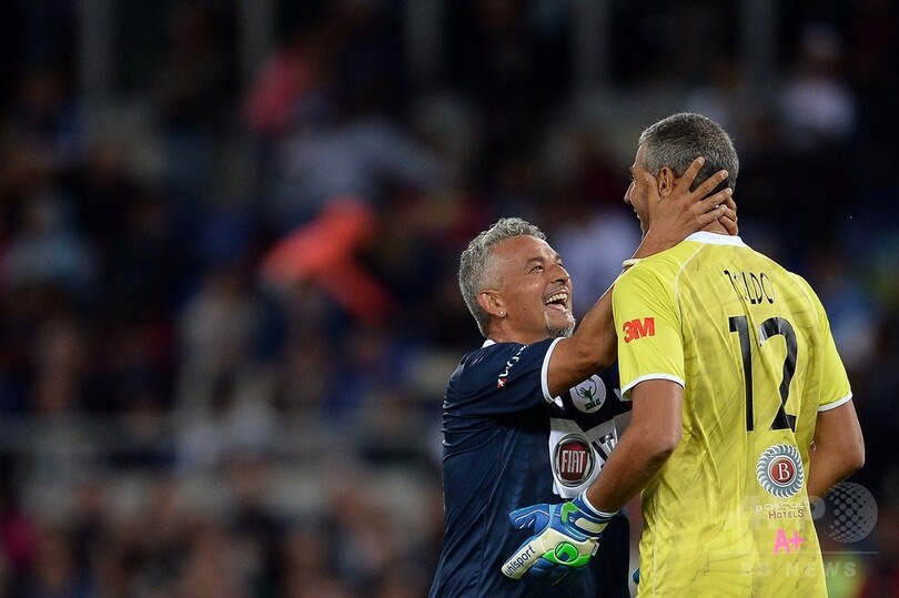 ローマ法王発案のサッカー慈善試合でマラドーナ氏、バッジョ氏らがプレー