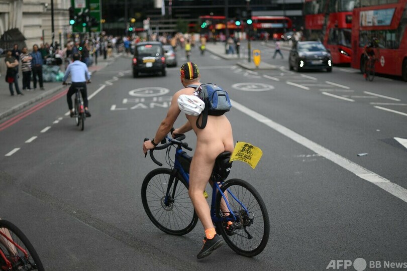 全裸自転車で石油依存に抗議 英ロンドン