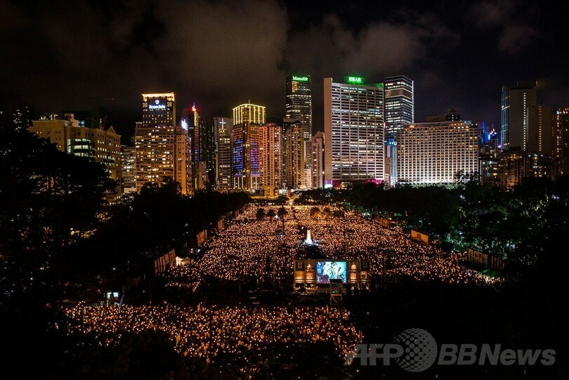 ろうそくの炎で犠牲者に祈り、香港で天安門追悼集会