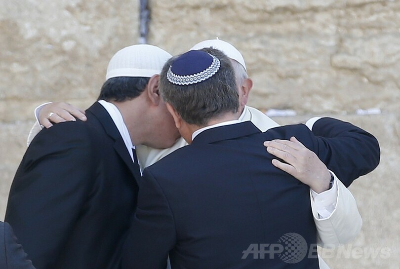 ローマ法王、「嘆きの壁」で祈り