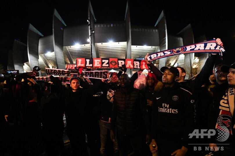 PSGが無観客試合制し欧州CL8強、会場外に大挙したファンと喜ぶ