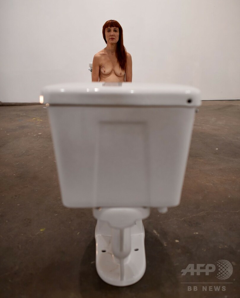 全裸で便座に座る女性、前衛的すぎるアートパフォーマンス NY