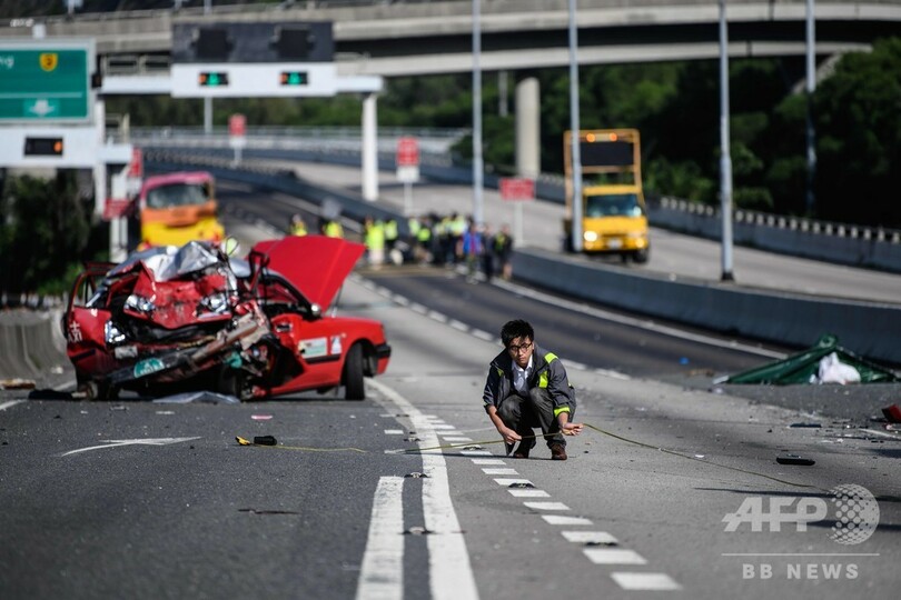香港でバスがタクシーと衝突、5人死亡 32人負傷